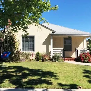 Holiday home Spacious Family Oasis In Silicon 5mins To Lax, Los Angeles
